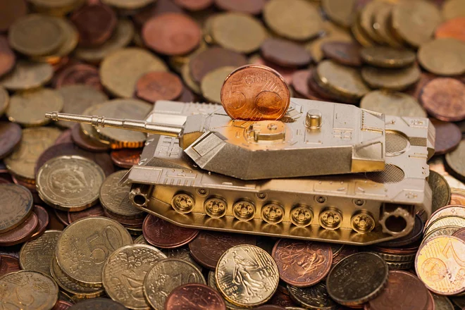 Načrt predvideva povečanje obrambnega proračuna za 6,5 milijarde evrov v dveh letih. FOTO: Joel Saget/AFP