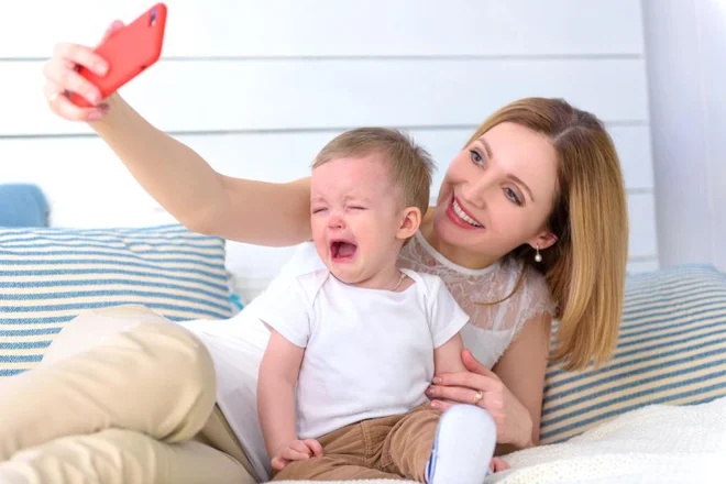 Čeprav so milenijci znani kot generacija selfijev, kot enega od največjih izzivov starševstva vidijo vzgojo otrok v digitalni dobi. FOTO: Shutterstock
