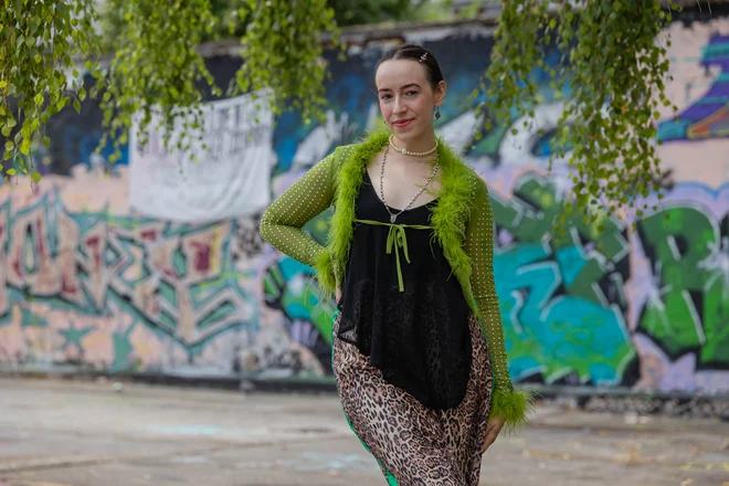 »Raje nastopam v živo in kiksnem, kot da izjemno dobro pojem v svoji sobi, ko pride občinstvo pred mene, je pa šok,« pravi umetnica. FOTO: Črt Piksi/Delo