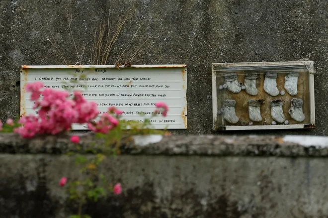 Na mestu, kjer je stal dom za »matere in otroke«, so postavili pomnik 796 umrlim otrokom. FOTO: Clodagh Kilcoyne/Reuters