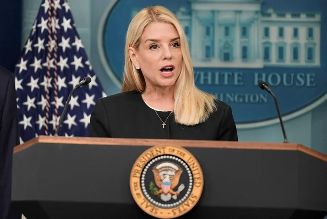 Generalna tožilka Pam Bondi je postala glavna tarča gneva podpornikov. FOTO: Ken Cedeno/Reuters