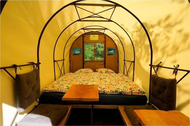 Glamping združuje bližino narave in udobje nastanitve, ki ga tradicionalno taborjenje ne ponuja. FOTO: Apartmaji in glamping Tlaka/Booking.com