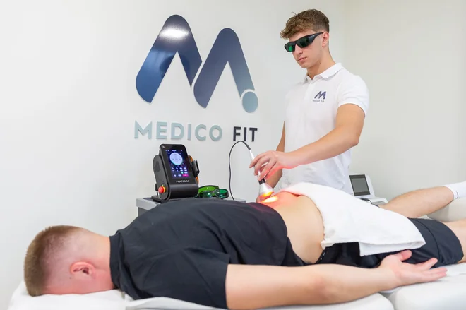 Če pri vas obstaja sum na Schmorlovo hernijo, morate opraviti specialistični pregled pri fizioterapevtu diagnostiku. FOTO: Medicofit