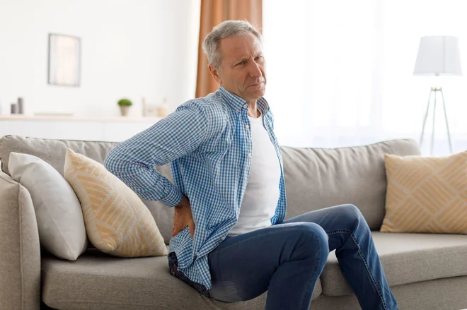 Medvretenčne ploščice se pri hernijah diska izbočijo bočno, pri Schmorlovi herniji pa hernija poteka navzgor ali navzdol v sosednje vretence. FOTO: Medicofit