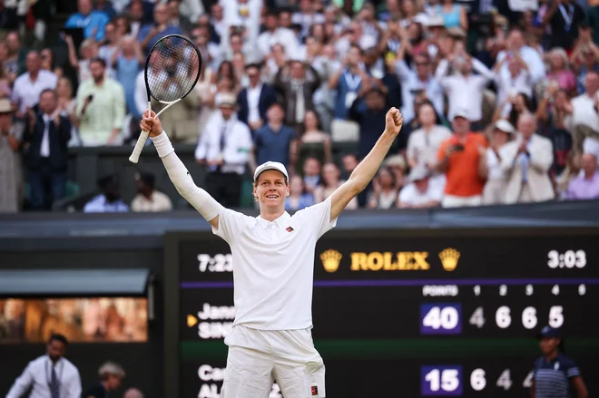 Jannik Sinner nis skrival veselja ob svojem prvem wimbledonskem zmagoslavju. FOTO: Henry Nicholls/AFP