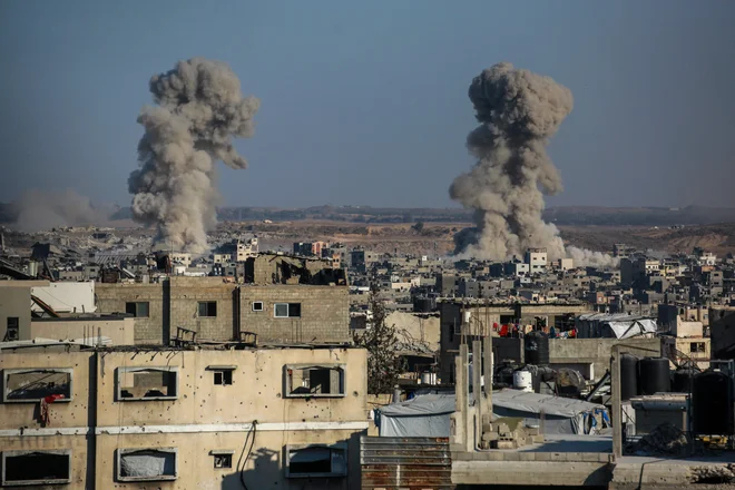 Izrael, ob sponzorstvu ZDA, izvaja genocid. FOTO: Bashar Taleb/AFP