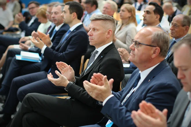 Dokaze o nezakonitem odtekanju informacij naj bi našli na Hajdinjakovem telefonu. FOTO: Jure Eržen