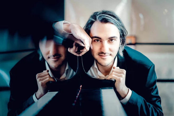 Gadžijev je z orkestrom prvič igral pri devetih letih, pri desetih je imel prvi samostojni koncert, danes pa nastopa na odrih vseh najprestižnejših koncertnih dvoran po svetu. FOTO: Andrej Grilc