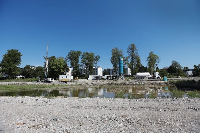 Na območju nekdanje tovarne Tovil trenutno potekajo pripravljalna dela za gradnjo soseske Urbana oaza. FOTO: Leon Vidic/Delo