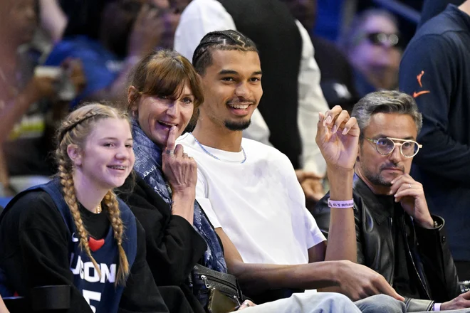 Zaključek letošnjega tekmovanja v ligi NBA je moral Francoz pospremiti s tribun. FOTO: Jerome Miron/Imagn Images Via Reuters