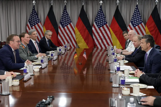V Nemčiji se javnost sprašuje, kakšno vlogo je pri obratu Donalda Trumpa pri oboroževanju Ukrajine imela nemška zunanja politika. na sliki srečanje ameriškega in nemškega obrambnega ministra z delegacijama. FOTO: Alex Wong/AFP