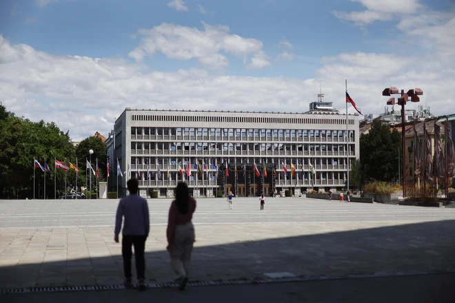 Spomenik državnosti ne sme biti ovira niti voznemu redu turističnega vlakca! FOTO: Leon Vidic/Delo