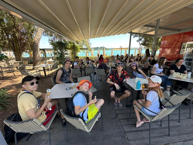 Pred to skupino, ki bo 11 dni v Strunjanu, je Slovenska karitas junija iz lastnih sredstev omogočila letovanje še 44 otrokom iz Harkova v Portorožu. FOTO: Jana Lampe/Karitas
