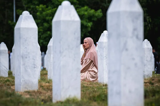 Beograd zanika genocid in se neposredno vpleta v notranjo politiko Bosne. FOTO: Andrej Isakovic/AFP