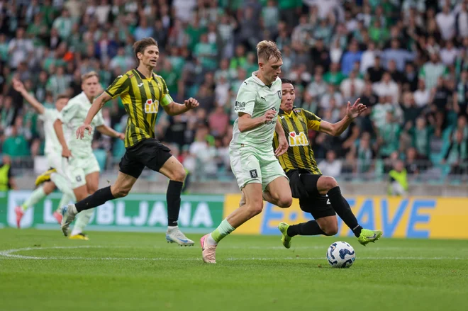 Dino Kojić in drugi nogometaši Olimpija so v Almatiju razočarali. FOTO: Voranc Vogel/Delo