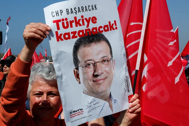 Pregon istanbulskega župana Ekrema İmamoğluja je sprožil val množičnih protestov, ki pa doslej niso uspeli obrniti toka dogodkov. Foto Umit Bektas/Reuters