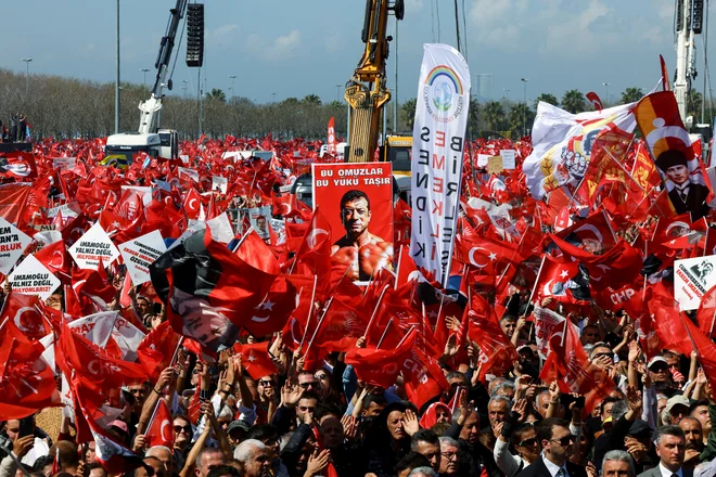 Protest v podporo zaprtemu županu, ki je konec marca potekal v Istanbulu FOTO: Umit Bektas/Reuters