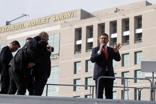 İmamoğluja se vse od leta 2019, ko se je prvič vzpel na županski položaj, omenja kot največjega političnega tekmeca dolgoletnega turškega voditelja. FOTO: Dilara Senkaya/Reuters