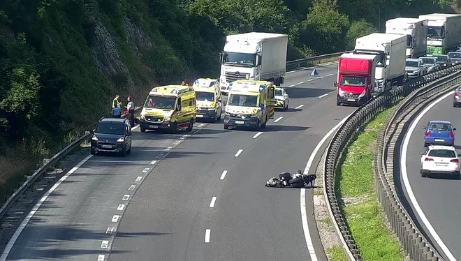 Motorist in sopotnica sta padla po vozišču, motorno kolo pa je odbilo v tovorno vozilo na pasu za počasna vozila. FOTO: Dars