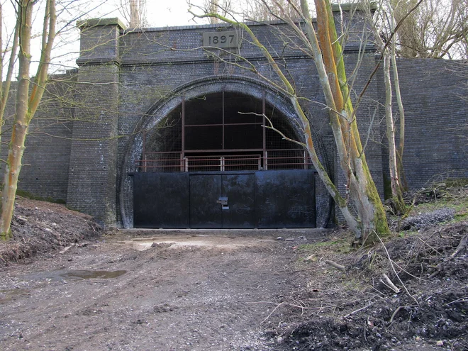 Vhod v opuščeni tunel Catesby v Angliji. FOTO: Wiki Commons