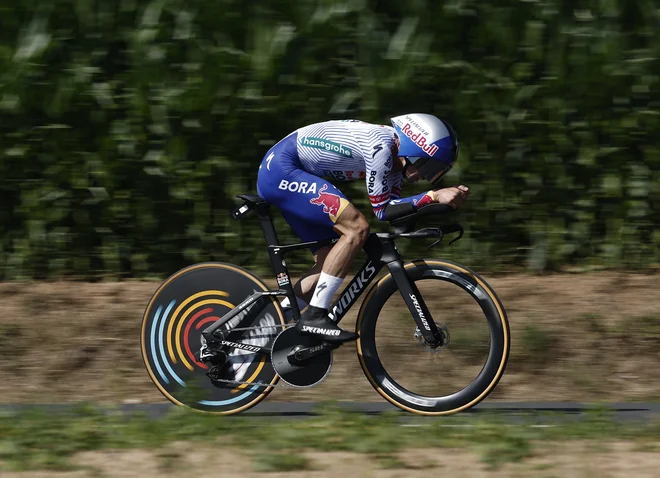 Primož Roglič bo v drugem tednu znova lahko preizkusil aerodinamične prednosti v vožnji na čas. FOTO: Benoit Tessier/Reuters