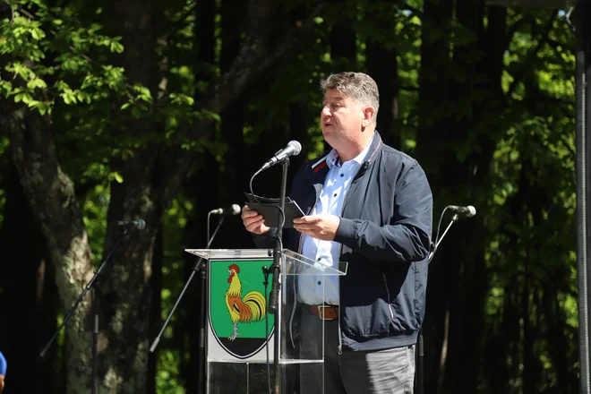 Župan občine Šentjernej Jože Simončič je nagovoril zbrane na shodu. FOTO: Tanja Jakše Gazvoda