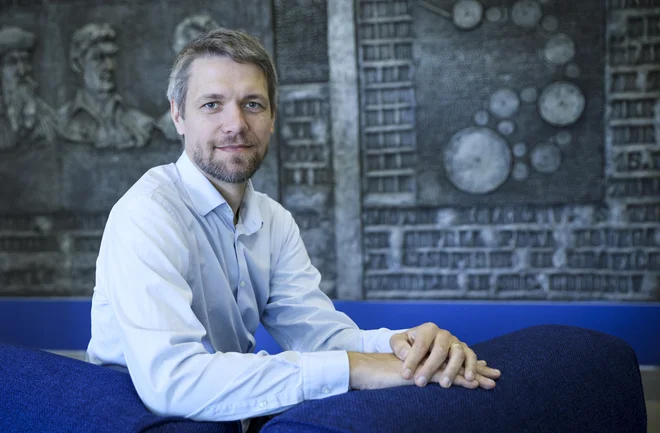 Gašper Beguš je izredni profesor na Univerzi Kalifornije v Berkeleyju, kjer združuje področja jezikoslovja, umetne inteligence in kognitivne znanosti. FOTO: Jože Suhadolnik