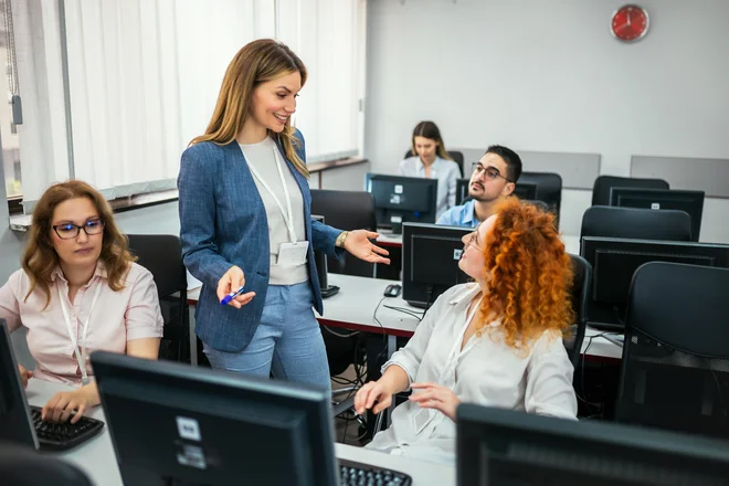 Pismenost na področju UI pomeni, da je zaposleni seznanjen z osnovnimi pristopi te tehnologije, ve nekaj o njenem delovanju in lahko prepozna probleme, ki so z njo rešljivi, ter se o rešitvah lahko suvereno pogovarja z ekipo, ki bo rešitve razvila. FOTO: Shutterstock