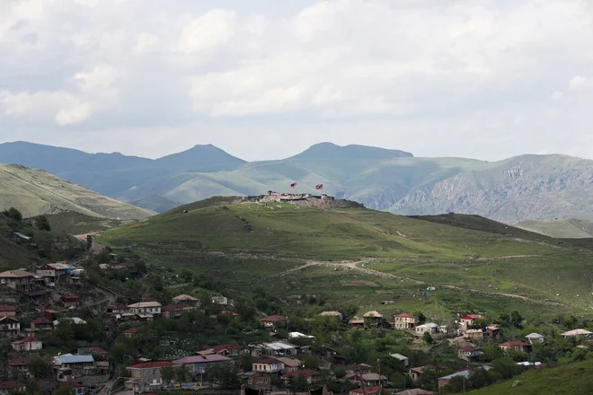Položaj armenskih in azerbajdžanskih sil na meji med državama. FOTO: Hayk Baghdasaryan/Reuters