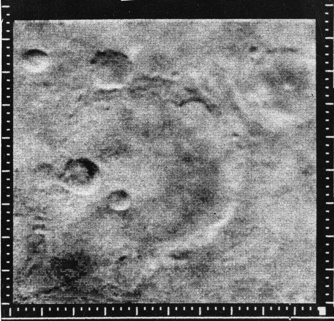 Marinerjev posnetek kraterjev in površja Marsa FOTO: Nasa/JPL-Caltech


 
