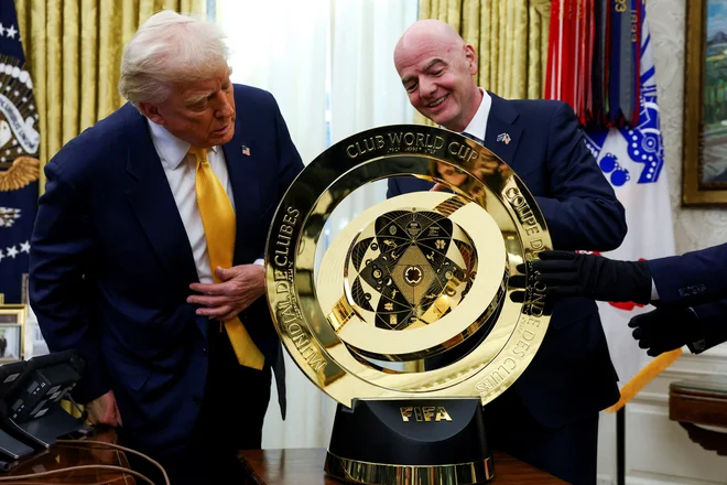 Originalna lovorika za zmago na klubskem svetovnem prvenstvu je ostala v ovalni pisarni bele hiše. Gianni Infantino jo je takole izročil Donaldu Trmpu in jo nato pustil kar tam. FOTO: Evelyn Hockstein/Reuters