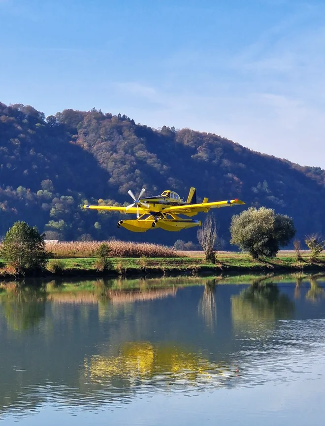 AirTractor zajema vodo iz spodnje Save. FOTO: HESS