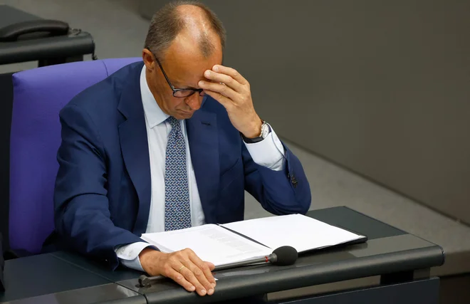 Kancler Friedrich Merz se z neimenovanjem novih ustavnih sodnikov sooča s prvo večjo krizo v svoji koaliciji. Nekateri opozarjajo, da vse skupaj močno spominja na razprtije v prejšnji koaliciji. Foto: Odd Andersen/AFP