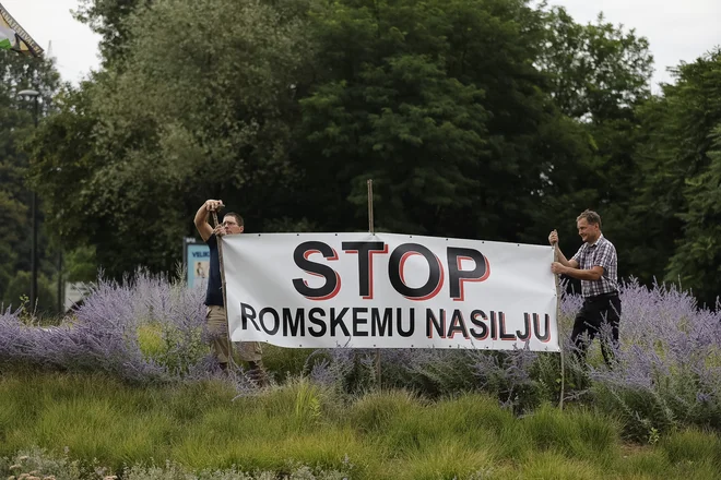 Zaradi shoda bi lahko bil okoli 15. ure za krajši čas oviran promet na območju Ježice oziroma Bežigrada. FOTO: Leon Vidic/Delo