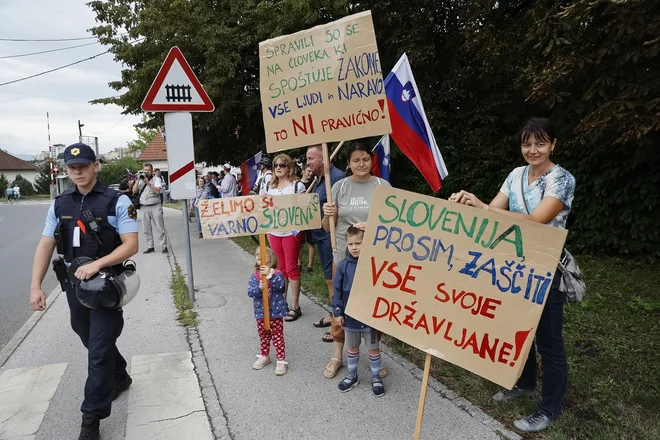 Policija je pozvala udeležence k strpnemu in mirnemu ter dostojnemu izražanju mnenj. FOTO: Leon Vidic/Delo