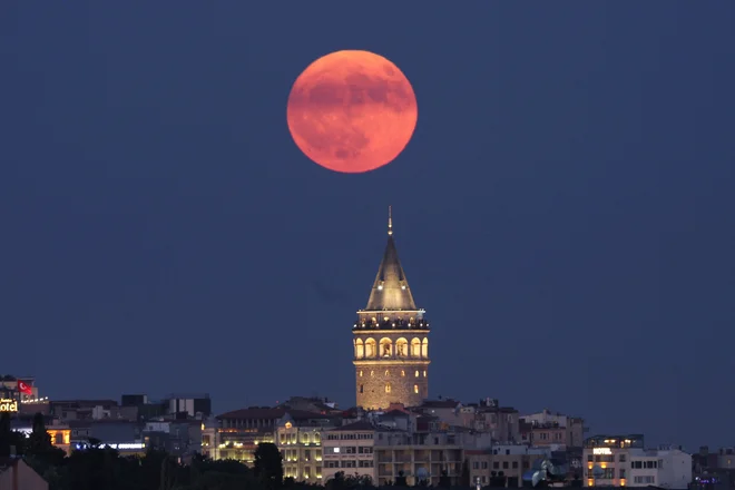 Morda ste opazili, da sta Sonce in Luna tik nad obzorjem videti nekoliko sploščena. FOTO: Dilara Senkaya/Reuters