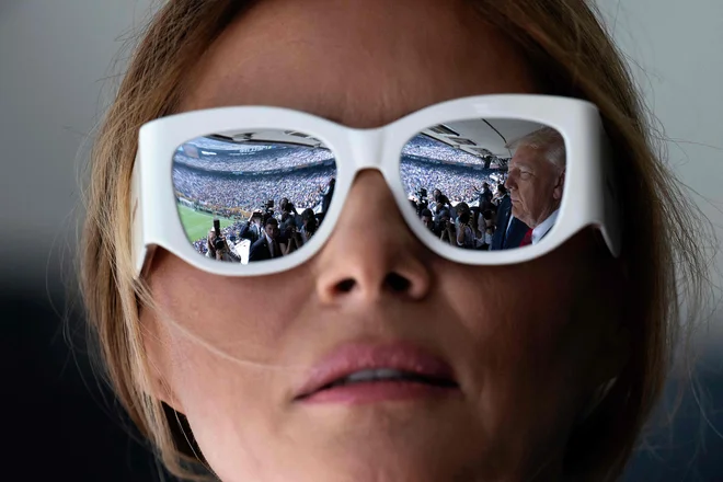 Predsednikova soproga slovenskega rodu je v javnosti bolj zadržana, kar kažejo tudi klobuki, ki ji prekrivajo oči, in velika sončna očala, ki jih rada nosi. Foto Brendan Smialowski/AFP