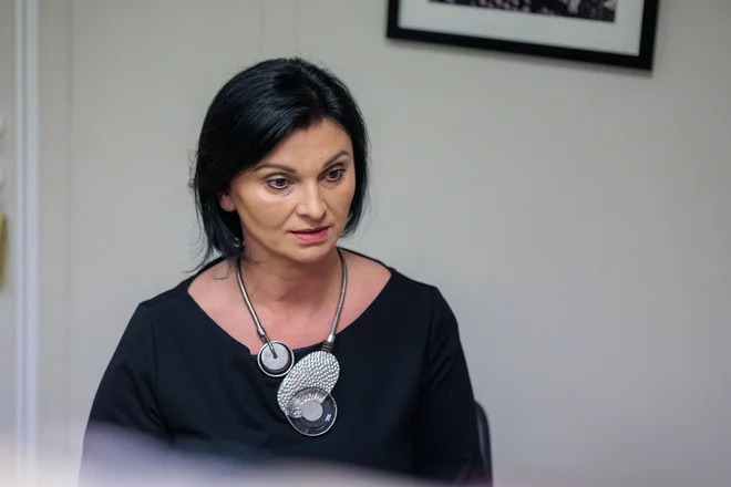 Kombinacija mehkih, strateških in tehničnih kompetenc bo omogočila, da UI postane orodje, ki podpira ljudi, je prepričana Simona Špilak. FOTO: Črt Piksi/Delo