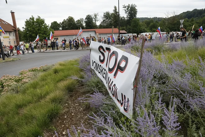 Udeleženci shoda zahtevajo strogo spoštovanje enakosti pred zakonom. FOTO: Leon Vidic/Delo