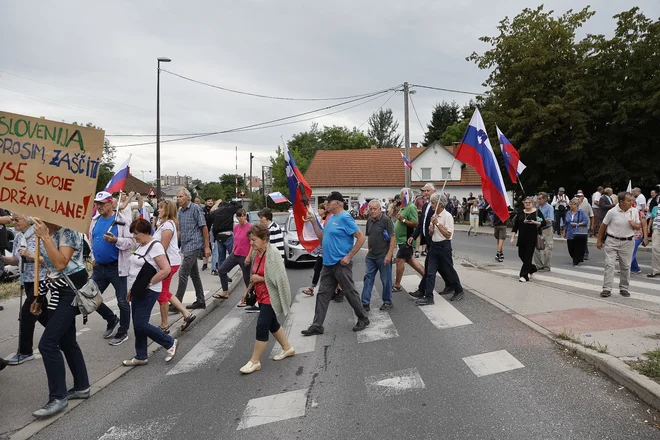 S shodom si želijo predstaviti zahteve krajanov do vlade, policije in Mestne občine Ljubljana. FOTO: Leon Vidic/Delo
