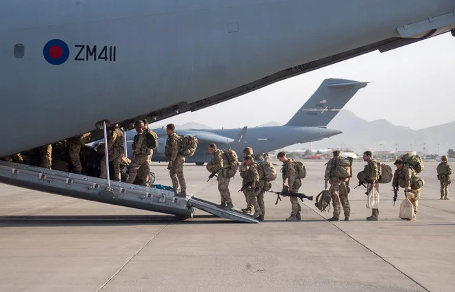 Britanski vojaki med umikom iz Afganistana konec avgusta 2021 FOTO: Jonathan Gifford/Afp