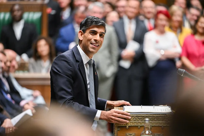 Kmalu po odkritju uhajanja podatkov je takratna vlada pod vodstvom premiera Rishija Sunaka odšla na sodišče po posebno prepoved in z njo preprečila medijem poročanje o zadevi. FOTO: Reuters