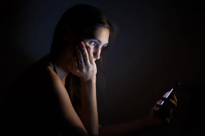 Generacija Z z veliko mero tesnobe opazuje razvoj umetne inteligence. FOTO: Stanislaw Mikulski/Shutterstock