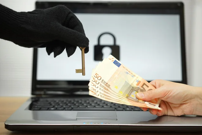 Mladi z odprtimi rokami sprejemajo orodja, ki brišejo meje zasebnosti. FOTO: Shutterstock