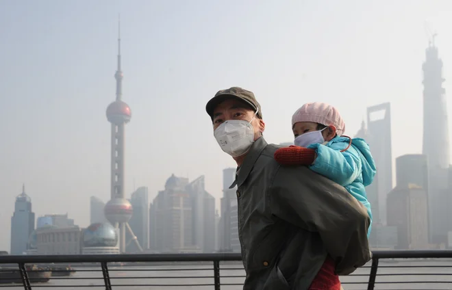 Kitajska mesta so bila podobna smrdečim dimnikom. Že izhod na ulico je pomenil nevarnost vdihavanja strupenih delcev. FOTO: Zhong Yang/Imagine China