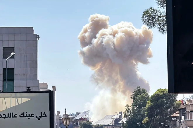 Damask po izraelskih napadih. FOTO: Rami Al Sayed/AFP