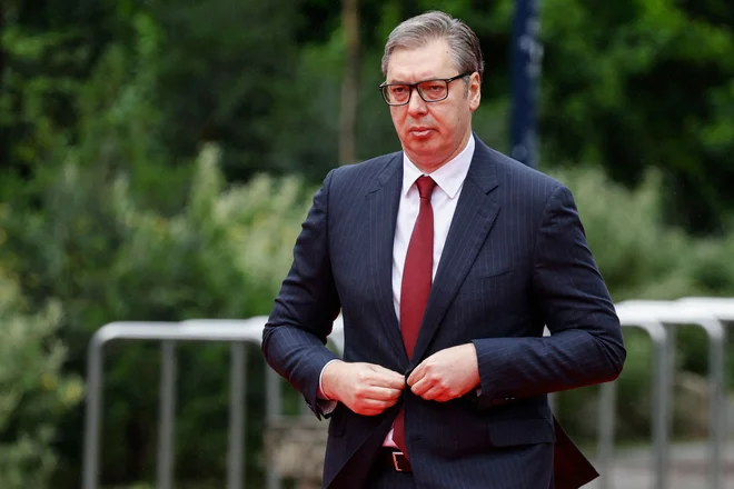 Predsednik Srbije Aleksandar Vučić je napovedal, da bo pomilostil 25-letno dekle, ki je zapeljalo v protestnike. FOTO: Ludovic Marin/AFP