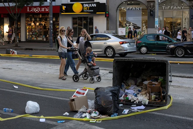 Vučić je udeležence protestov označil za nevarne postopače.FOTO: Marko Djurica/Reuters