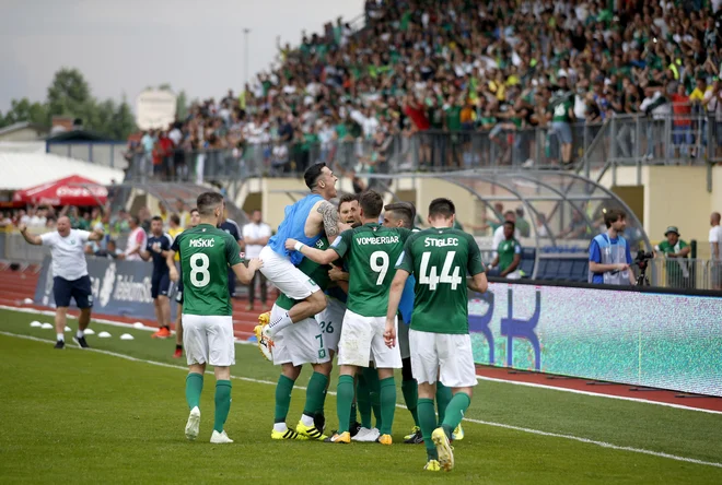 Olimpija se je leta 2018 pred polno tribuno veselila naslova prvaka. FOTO: Roman Šipić