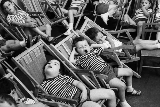 Neapelj, 1960. Fotograf je večkrat obiskal Italijo, prvič še zelo mlad, leta 1932, ko je med drugim fotografiral v Trstu in okolici in je bila njegova vodička znamenita domačinka, slikarka Leonor Fini. Dokumentiral pa je tudi povojno Italijo. FOTO: © Fondation Henri Cartier-Bresson/Magnum Photos
